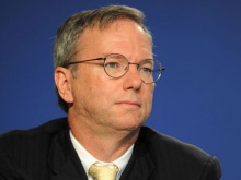 Google’s Eric Schmidt Has An iPhone!